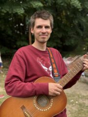 Robin spielt Gitarre